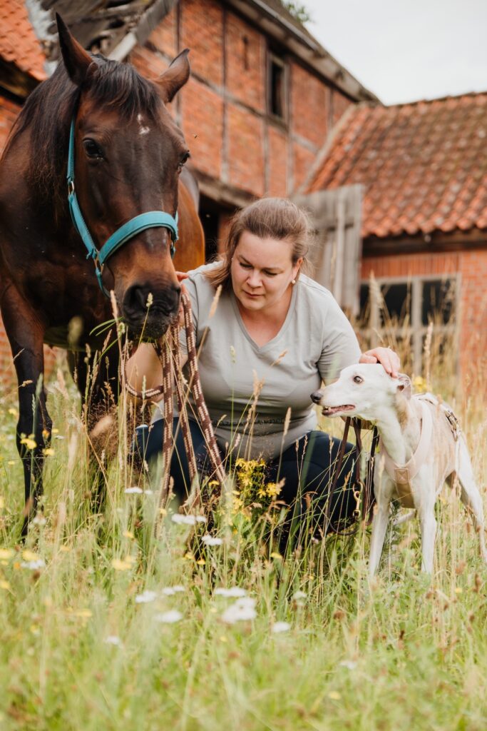 Gruppenbild Franziska Stamer mit Hund und Pferd