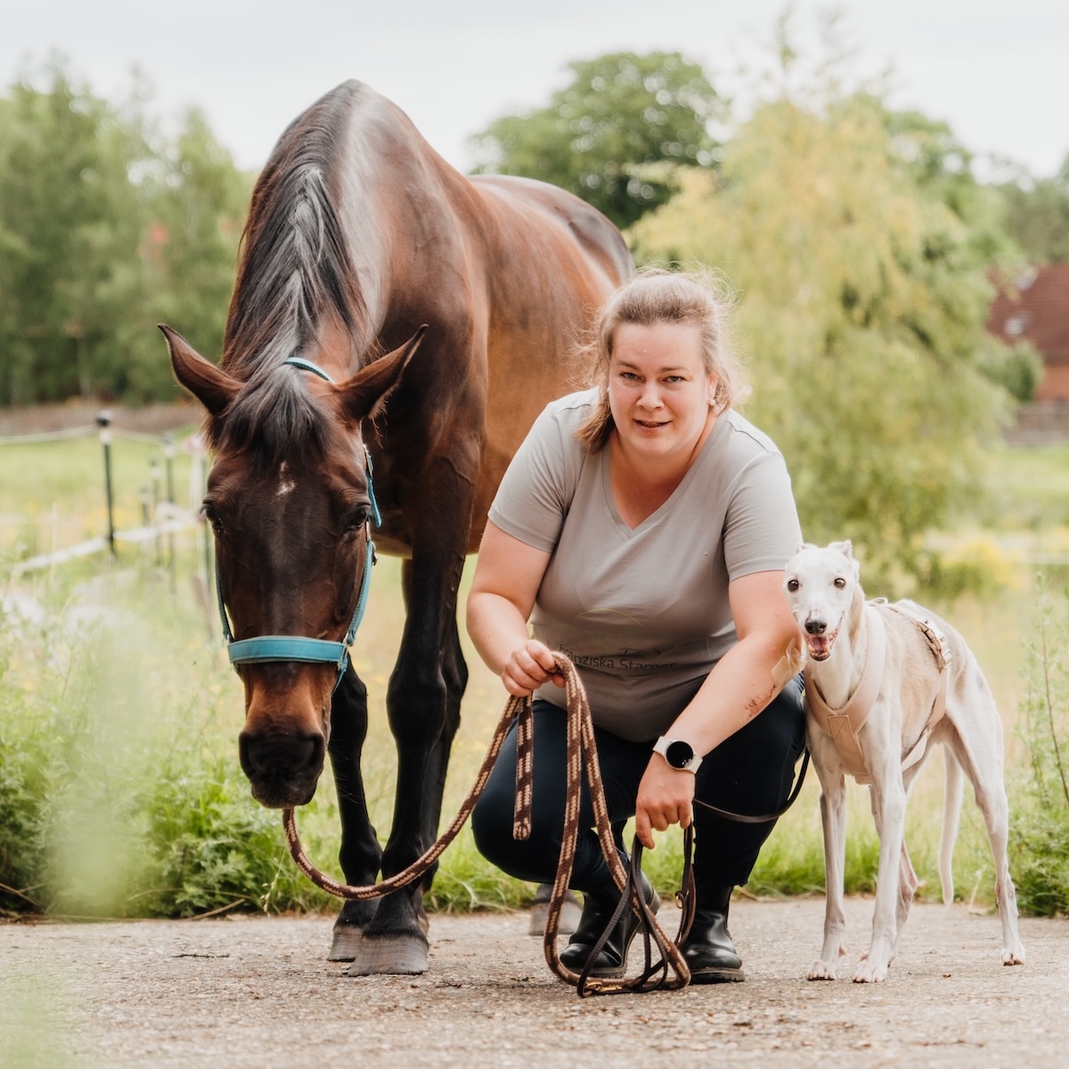 Franziska Stamer mit Hund und Pferd